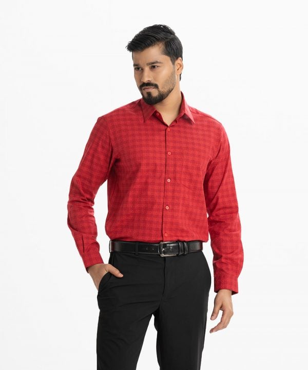 Men's check long-sleeved formal shirt in cotton fabric. Classic collar. A chest pocket with adjustable buttons at the cuffs.