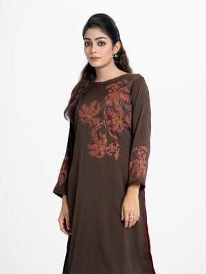 Printed straight kameez in crepe fabric. Round neck, full-sleeved with embroidery work. karchupi at the front and line stitching at the hemline.