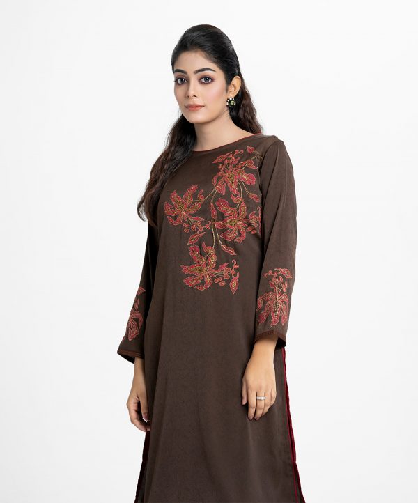 Printed straight kameez in crepe fabric. Round neck, full-sleeved with embroidery work. karchupi at the front and line stitching at the hemline.