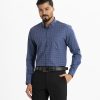 Men's check long-sleeved formal shirt in cotton fabric. Classic collar. A chest pocket with adjustable buttons at the cuffs.