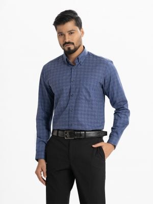 Men's check long-sleeved formal shirt in cotton fabric. Classic collar. A chest pocket with adjustable buttons at the cuffs.