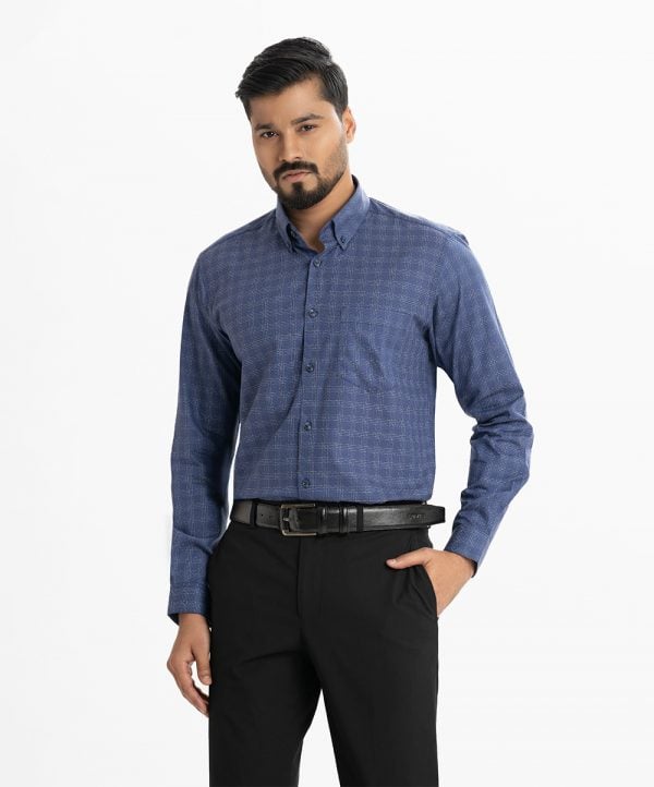Men's check long-sleeved formal shirt in cotton fabric. Classic collar. A chest pocket with adjustable buttons at the cuffs.