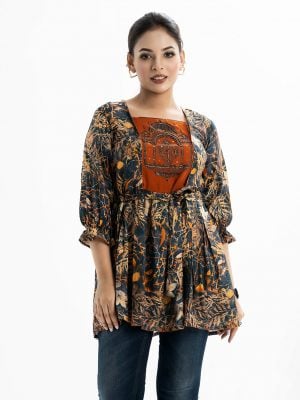 Printed short tunic in blended cotton fabric. square neck, puff-sleeved and karchupi at the front.
