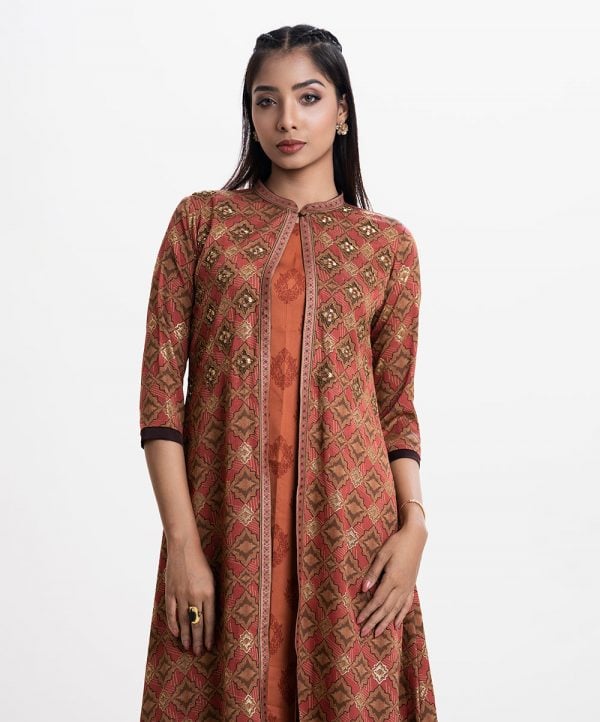 Sleeveless kameez in crepe fabric with a mandarin collar and detail karchupi work shrug in stretched fairy fabric.
