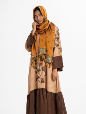 Women's printed hijab in crepe fabric. Attached tassel tie at the border line.