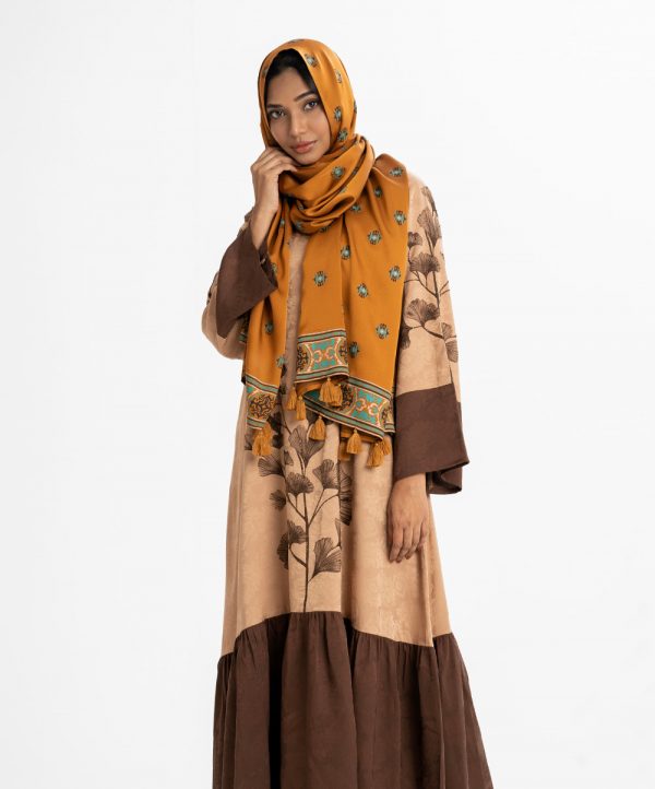 Women's printed hijab in crepe fabric. Attached tassel tie at the border line.