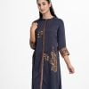 Printed straight kameez in crepe fabric. stand collar. karchupi at the front, sleeves and hemline.