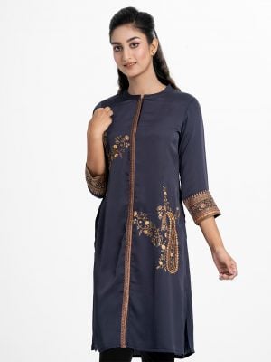 Printed straight kameez in crepe fabric. stand collar. karchupi at the front, sleeves and hemline.