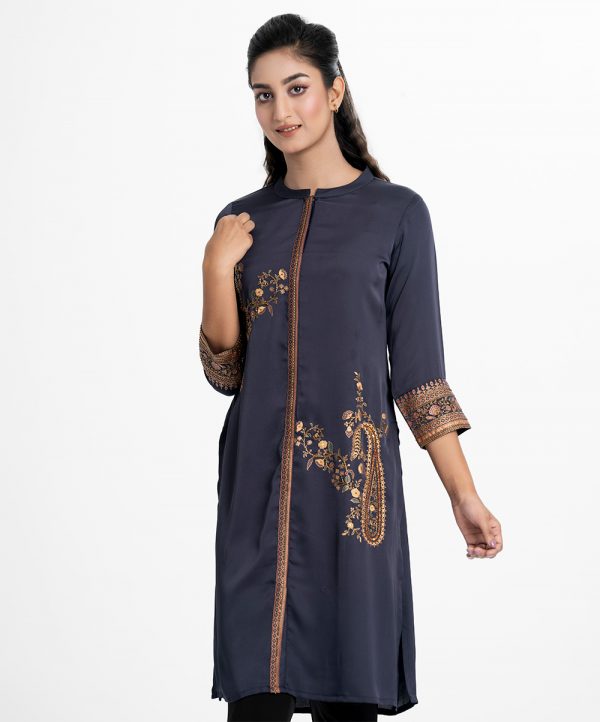 Printed straight kameez in crepe fabric. stand collar. karchupi at the front, sleeves and hemline.