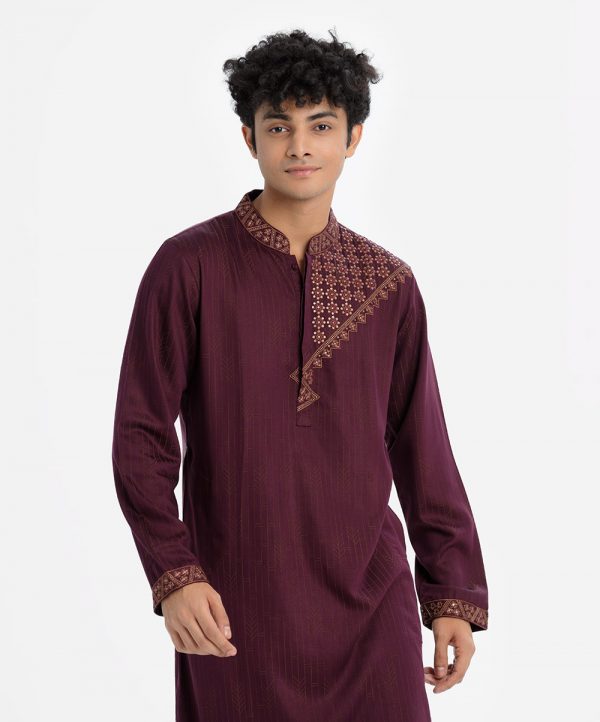 Men's slim-fitted panjabi in jacquard fabric.Mandarin collar, inseam pockets. Embroidery and sequence at the front.