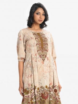 Printed A-line tunic in satin fabric. Round neck, puff-sleeved. Karchupi at the front and box pleated at the waistline.