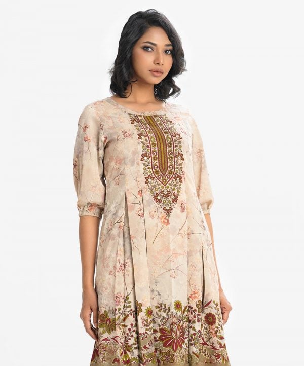 Printed A-line tunic in satin fabric. Round neck, puff-sleeved. Karchupi at the front and box pleated at the waistline.