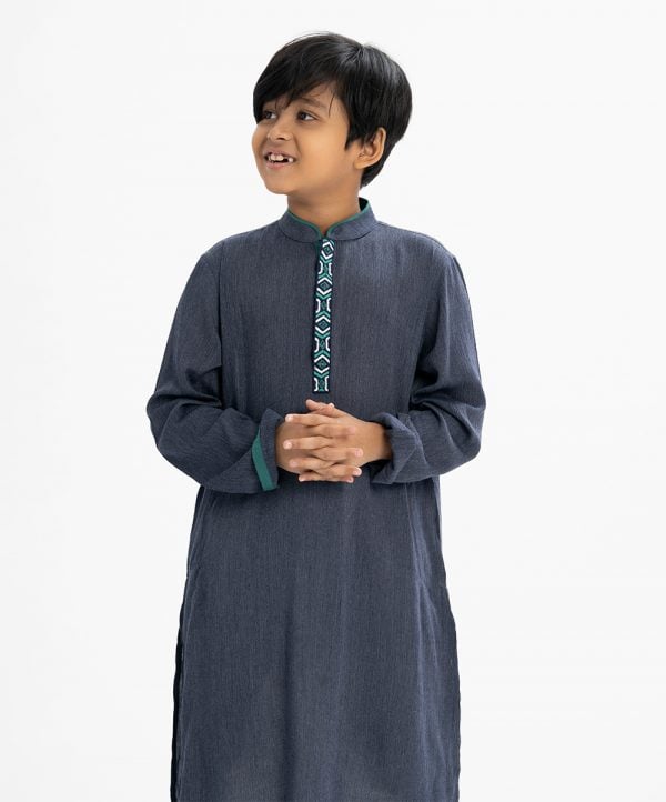 Kid boys panjabi in jacquard fabric. Mandarin collar and inseam pockets. karchupi and embroidery at the front.