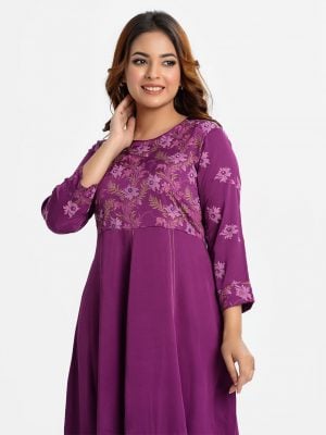 Printed A-line tunic in crepe fabric. Round neck, three-quarter sleeved. Karchupi at the front and gathered at hemline.