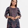 Printed A-line long tunic in joom fabric. Round neck, three-quarter sleeve. Karchupi at the front.