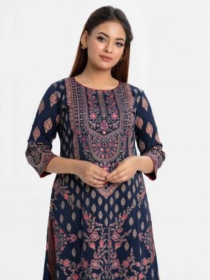 Printed A-line long tunic in joom fabric. Round neck, three-quarter sleeve. Karchupi at the front.