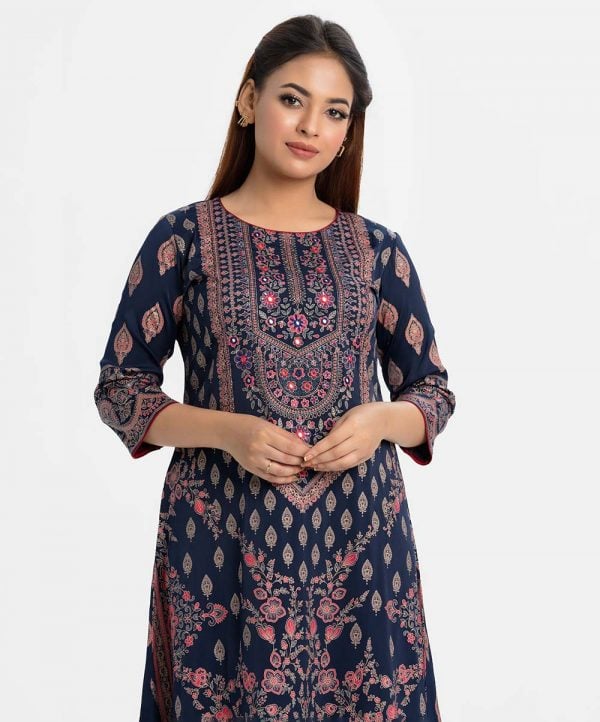 Printed A-line long tunic in joom fabric. Round neck, three-quarter sleeve. Karchupi at the front.