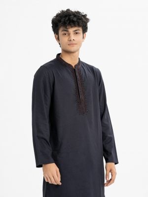 Men's semi-fitted panjabi in jacquard fabric.Mandarin collar, inseam pockets and karchupi at the front.