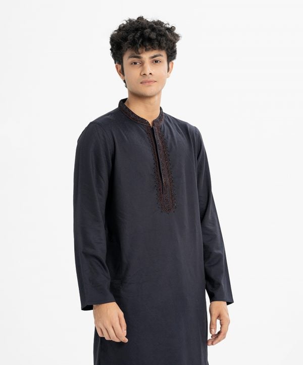 Men's semi-fitted panjabi in jacquard fabric.Mandarin collar, inseam pockets and karchupi at the front.