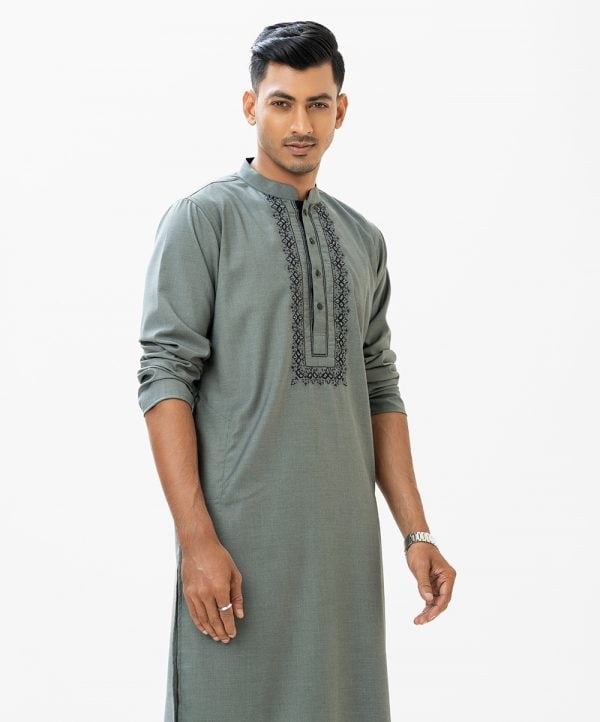 Men's semi fitted panjabi in blended cotton fabric. Mandarin collar, karchupi at front and metal buttons on the placket.