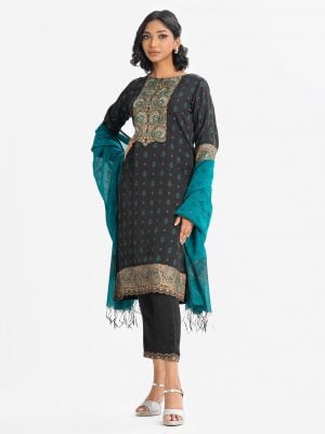 Women's ethnic printed Salwar Kameez in crepe fabric. Round neck, three-quarter sleeves and karchupi at the front of kameez. Half-silk dupatta with pant pajamas.