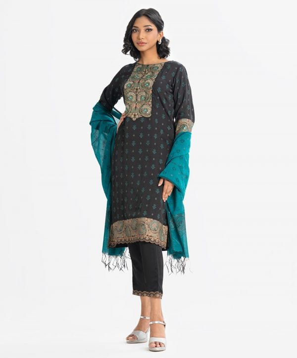 Women's ethnic printed Salwar Kameez in crepe fabric. Round neck, three-quarter sleeves and karchupi at the front of kameez. Half-silk dupatta with pant pajamas.