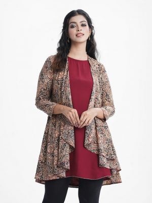 Printed abaya tunic in stretched failly and georgette fabric. Three-quarter sleeve and front opening abaya. Sleeveless and round neck inner.