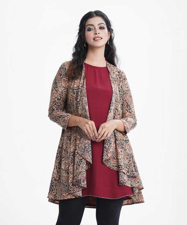 Printed abaya tunic in stretched failly and georgette fabric. Three-quarter sleeve and front opening abaya. Sleeveless and round neck inner.