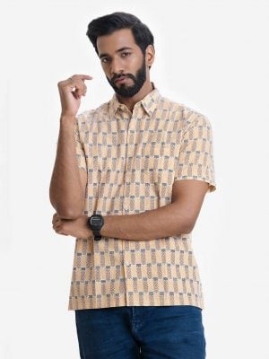 Men's all over printed comfort shirt in slab cotton fabric. Classic collar, short sleeves, and a chest pocket.