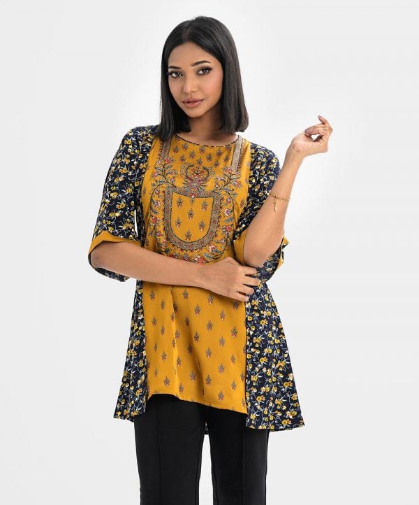 Exclusive tunic from Nargisus by Le Reve. printed A-line tunic in crepe fabric. Round neck, bell-sleeved. High low hem and karchupi at the front.