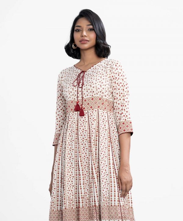 Women's floral printed pleated long tunic in zoom fabric. V-neck with tassel ties, and three-quarter sleeves. Karchupi on the chest and sleeves.