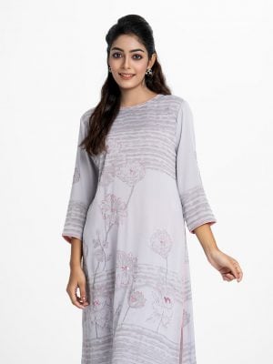Women's straight kameez in crepe fabric. Round neck, three-quarter sleeved. karchupi at the front.