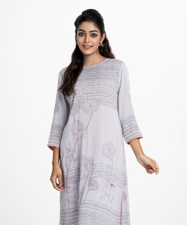 Women's straight kameez in crepe fabric. Round neck, three-quarter sleeved. karchupi at the front.