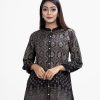 All-over printed ladies' shirt in crepe fabric. Mandarin collar, full sleeves. Embroidery at the front side.