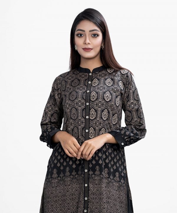 All-over printed ladies' shirt in crepe fabric. Mandarin collar, full sleeves. Embroidery at the front side.