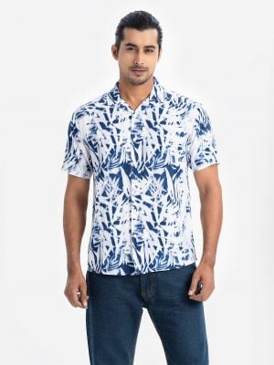 Men's printed casual shirt in cotton fabric. Classic collar and short sleeves.