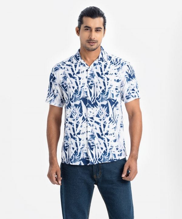Men's printed casual shirt in cotton fabric. Classic collar and short sleeves.