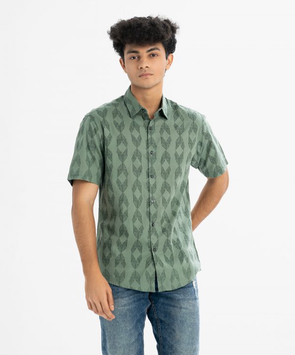 Men's printed short sleeve casual shirt in cotton fabric. Classic collar and short sleeves. Button fastening at the front.