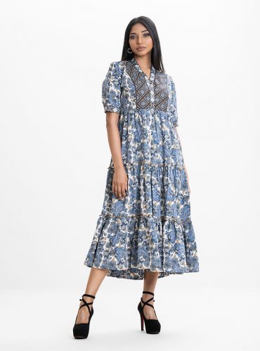 Women's flared style Maxi in printed georgette fabric. High collar, short puff sleeves, gathered waistline. Embroidery and patch at front.