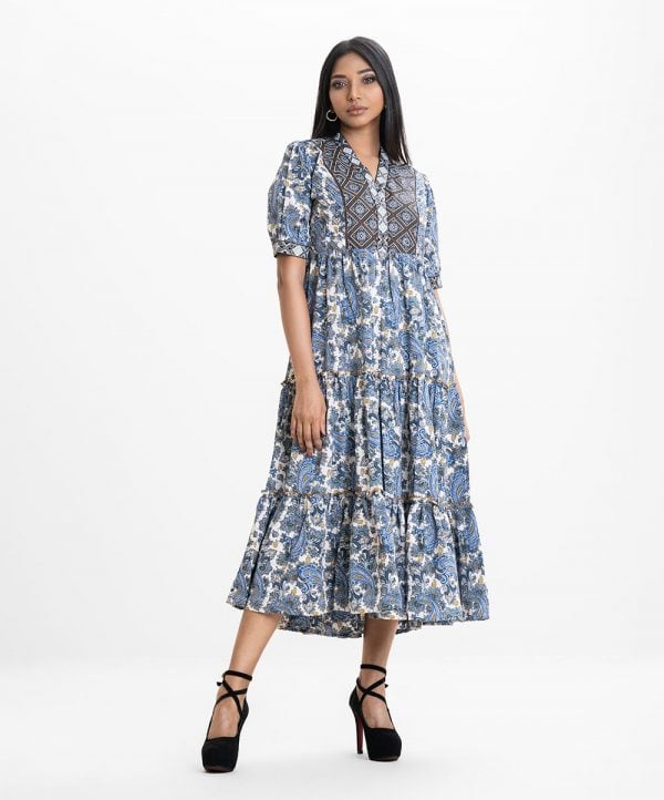 Women's flared style Maxi in printed georgette fabric. High collar, short puff sleeves, gathered waistline. Embroidery and patch at front.