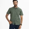 Men's printed comfort shirt in slab cotton fabric. Classic collar, short sleeves, and a chest pocket.