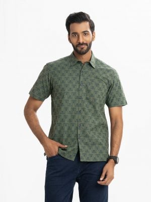 Men's printed comfort shirt in slab cotton fabric. Classic collar, short sleeves, and a chest pocket.