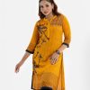 Women's straight printed kameez in crepe fabric. Band collar, three-quarter sleeves. Embroidery at front.