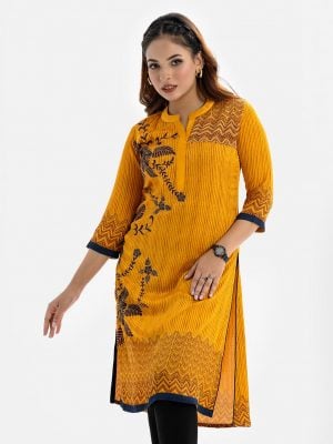 Women's straight printed kameez in crepe fabric. Band collar, three-quarter sleeves. Embroidery at front.