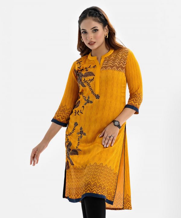 Women's straight printed kameez in crepe fabric. Band collar, three-quarter sleeves. Embroidery at front.