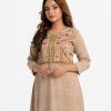 Woman's printed A-line tunic in zoom fabric. Three-quarter sleeves, round collar. Karchupi at the front and high-low hem.