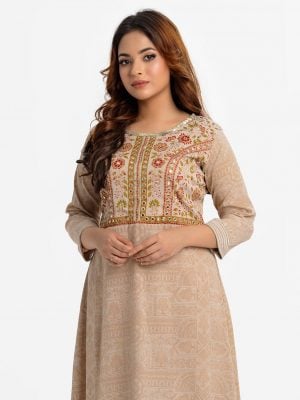 Woman's printed A-line tunic in zoom fabric. Three-quarter sleeves, round collar. Karchupi at the front and high-low hem.