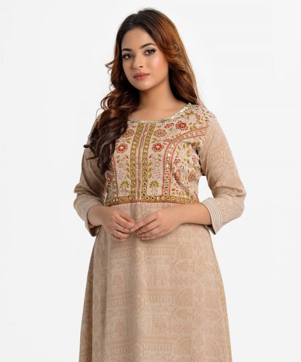 Woman's printed A-line tunic in zoom fabric. Three-quarter sleeves, round collar. Karchupi at the front and high-low hem.