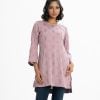 Printed A-line tunic in zoom fabric. Round neck, three-quarter sleeves. high low hem and karchupi at the front.