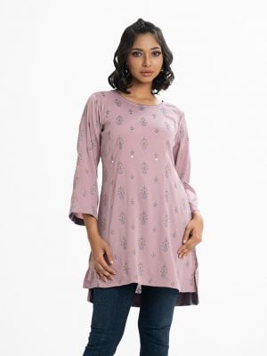 Printed A-line tunic in zoom fabric. Round neck, three-quarter sleeves. high low hem and karchupi at the front.